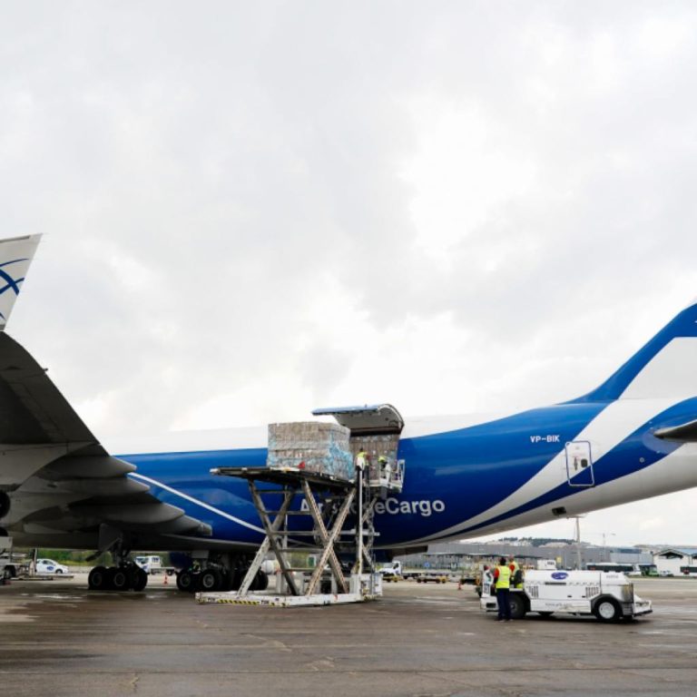 Madrid recibe un cuarto avión con material sanitario