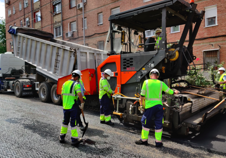 Puente de Vallecas estrenará pavimento en 26 calles tras el paso de la Operación Asfalto 2020