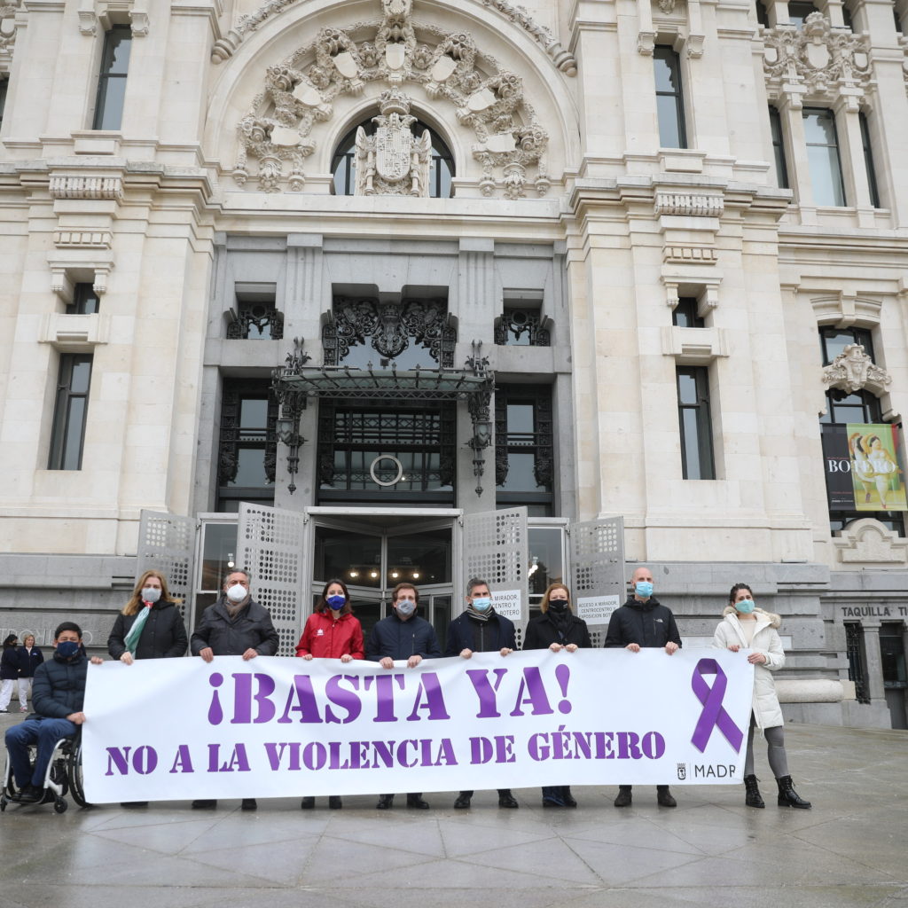 Un minuto de silencio por la violencia de género en Vallecas