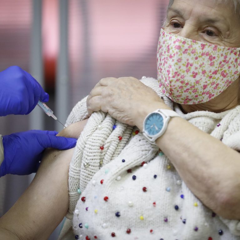 La vacunación de la segunda dosis en residencias madrileñas empieza en Vallecas