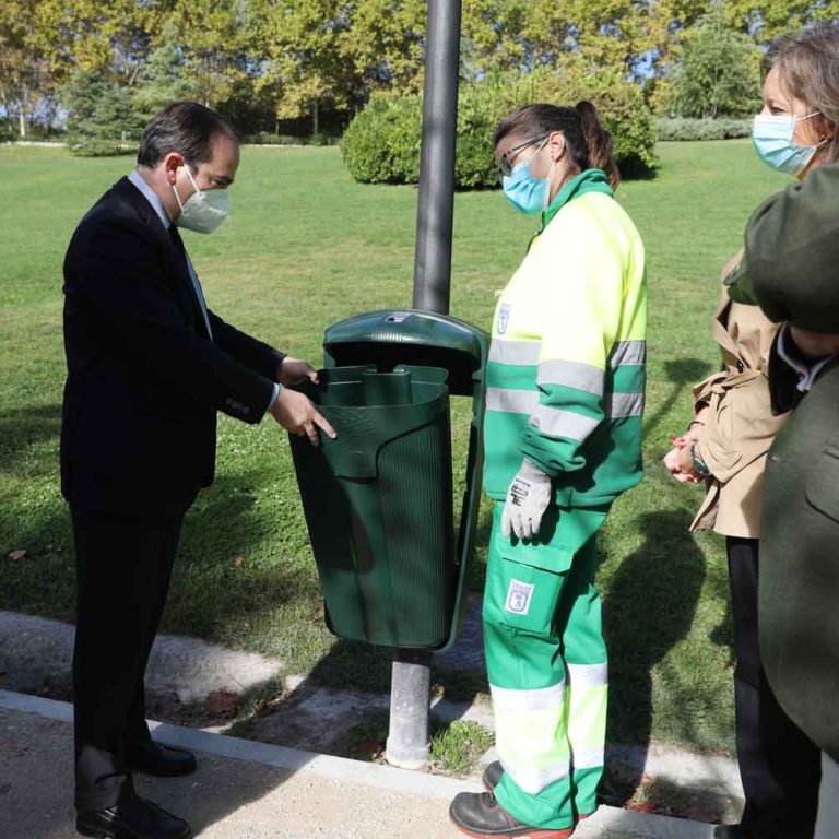 El Ayuntamiento sustituye más de mil papeleras en parques de Vallecas por otras accesibles y antivandálicas