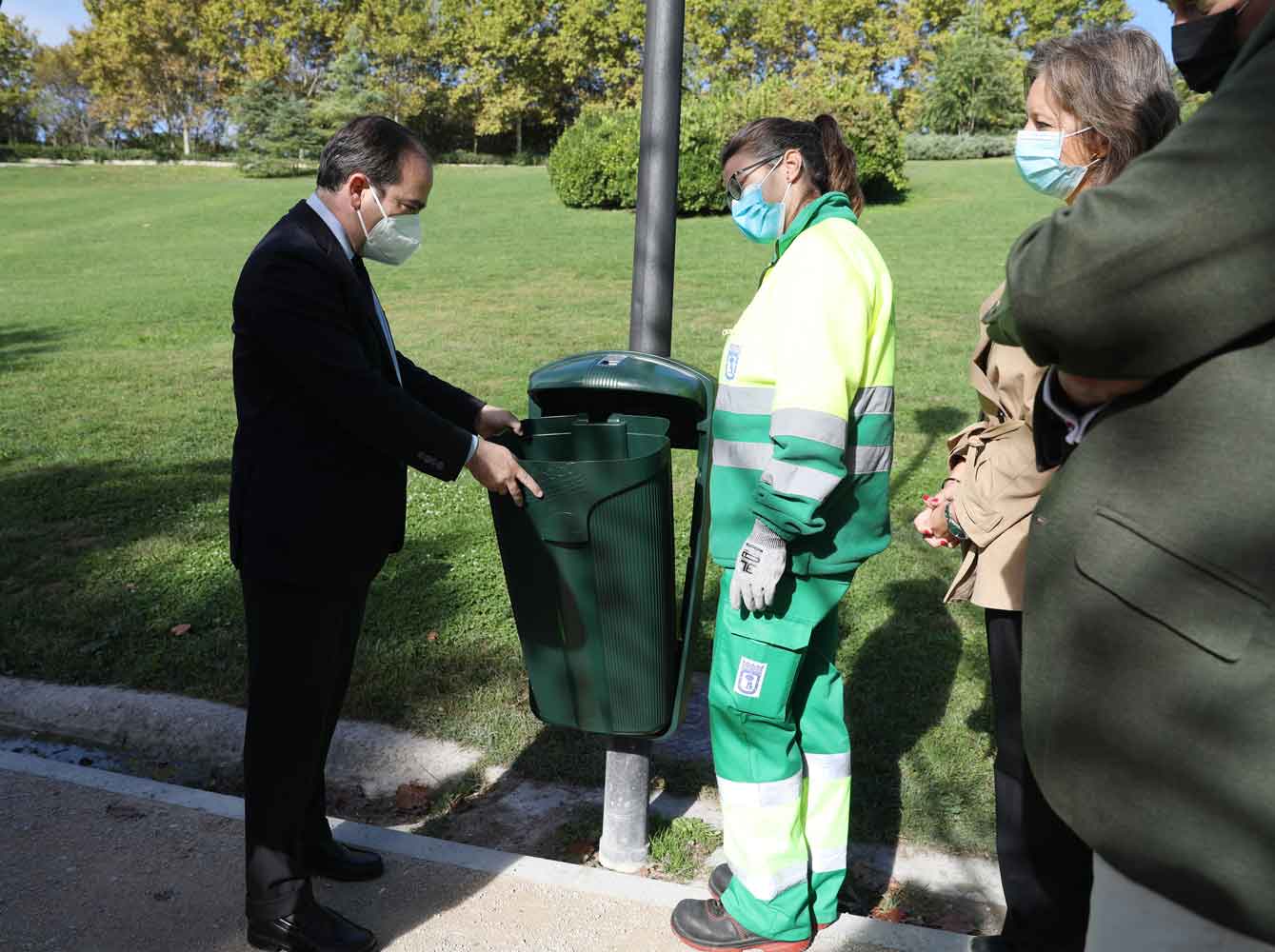 Lee más sobre el artículo El Ayuntamiento sustituye más de mil papeleras en parques de Vallecas por otras accesibles y antivandálicas