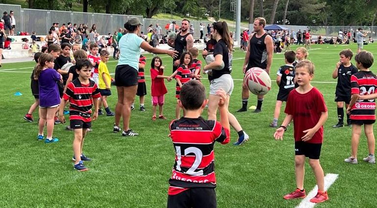 Los Classic All Blacks imparten en Puente de Vallecas una sesión formativa a los alumnos de las escuelas municipales de rugby