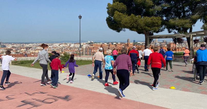 Comienzan en Vallecas los encuentros intergeneracionales de ejercicio al aire libre