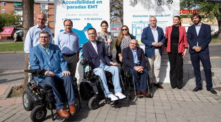 Continúa el plan de mejora de accesibilidad en las paradas de autobuses, también en Puente de Vallecas