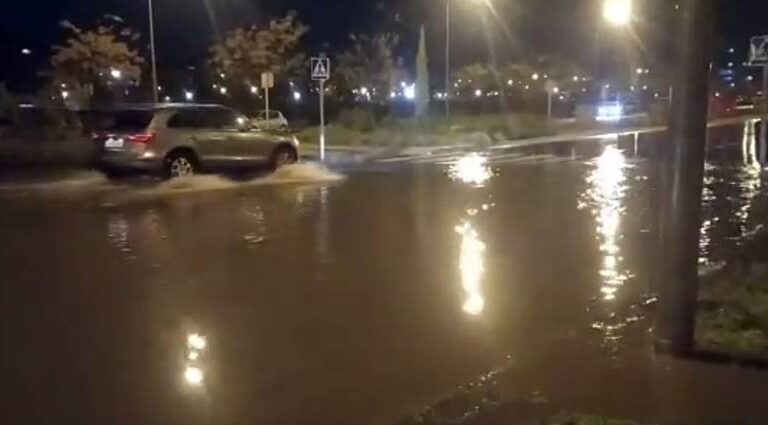 La lluvia inunda la Avenida de la Gavia