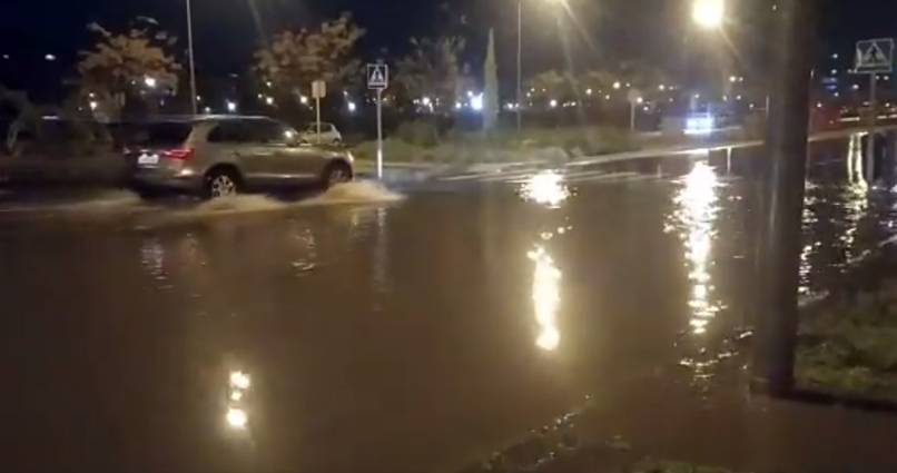 La lluvia inunda la Avenida de la Gavia