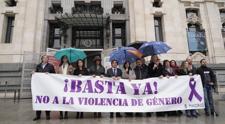 Un minuto de silencio por el asesinato de una vecina de Puente de Vallecas