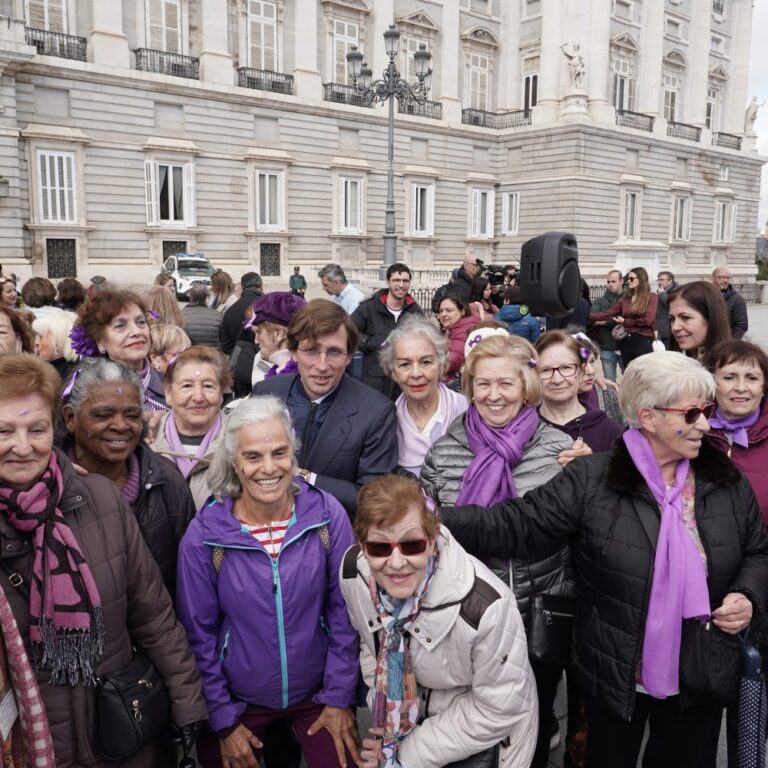 Mujeres de Villa de Vallecas participan en un ‘flashmob’ frente al Palacio Real