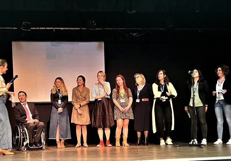 Entrañable homenaje a las auxiliares de ayuda a domicilio en Puente de Vallecas