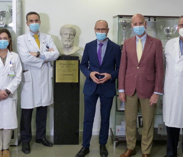 El Hospital Infanta Leonor recibe de la Fundación Humans un busto de Hipócrates de Cos