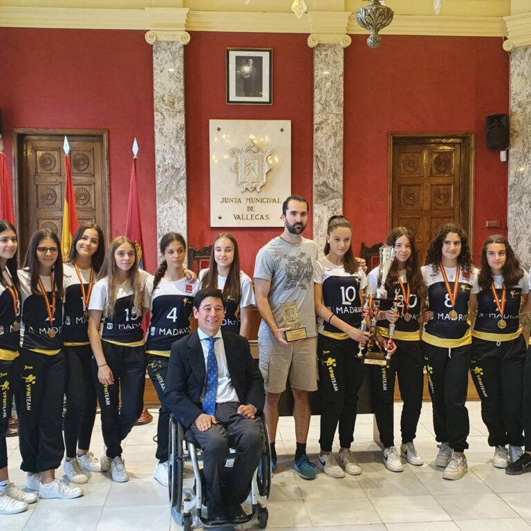 El Club Vóley Playa Madrid, campeón de España infantil femenino de voleibol, visita la Junta de Puente de Vallecas