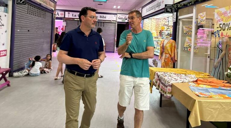 Carlos González visita el mercado de Santa Eugenia y el Hospital Infanta Leonor