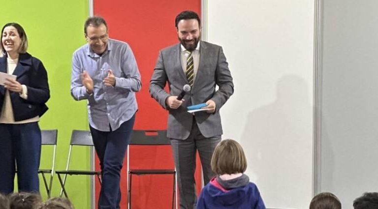 Ángel Niño entrega los premios del VII Certamen Literario infantil y juvenil de Puente de Vallecas