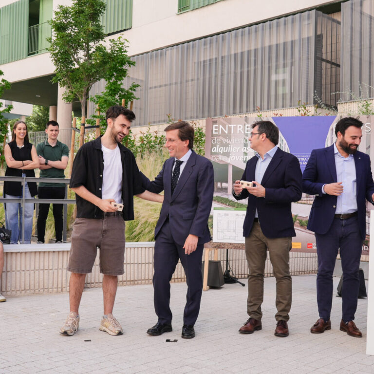 Martínez-Almeida entrega en Puente de Vallecas viviendas públicas de alquiler