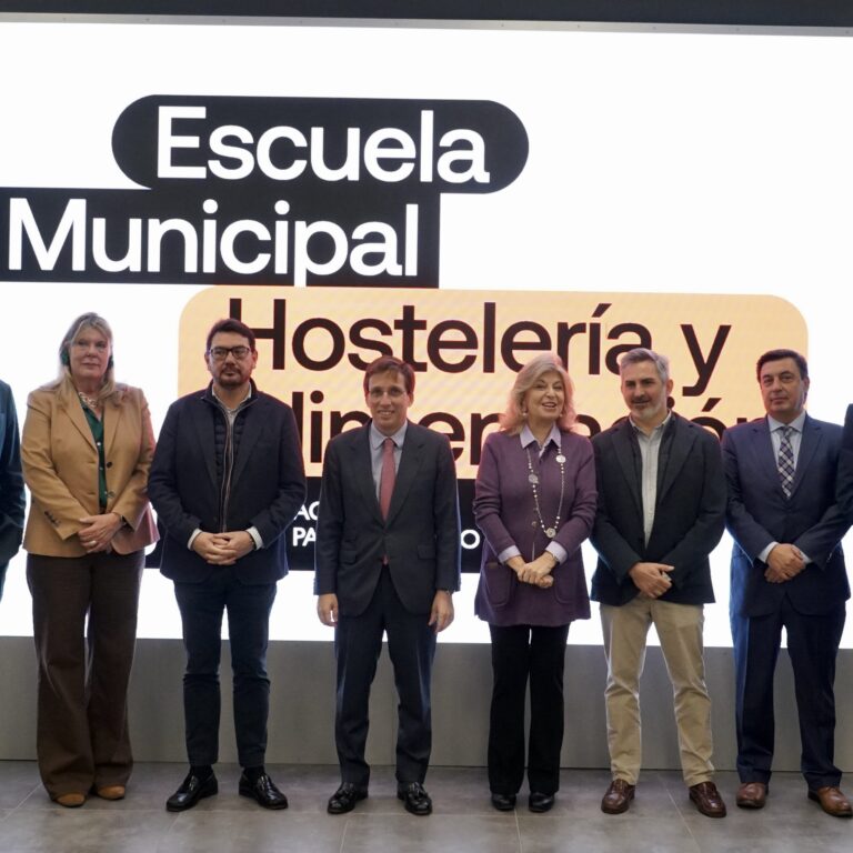 Almeida visita la Escuela Municipal de Hostelería y Alimentación del Mercado Municipal de Santa Eugenia