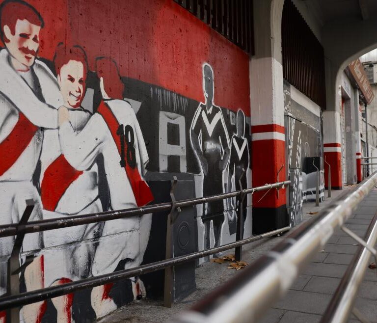 La Comunidad de Madrid decora el exterior del Estadio de Vallecas con murales que recuerdan la historia del Rayo